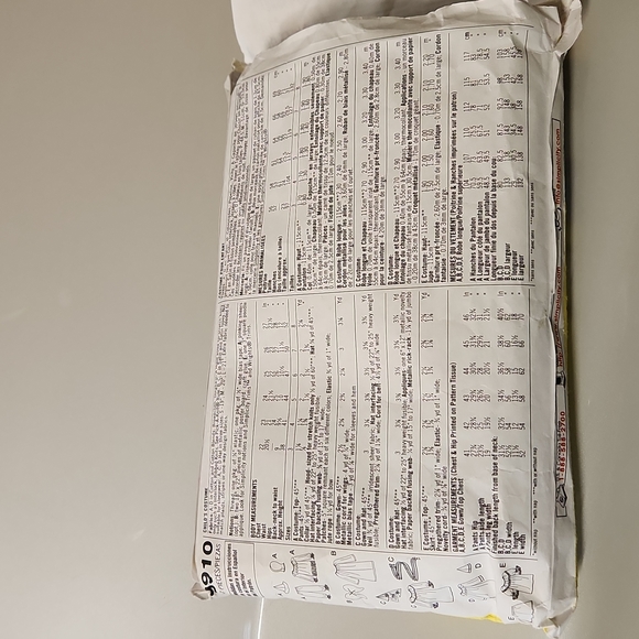 SIMPLICITY Costume Pattern - Picture 2 of 3